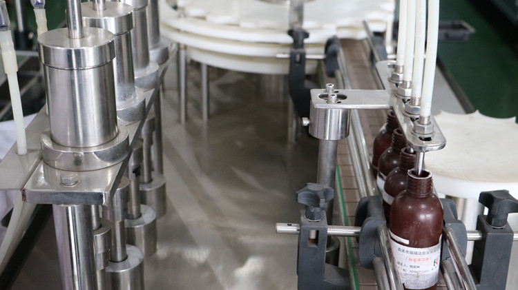 500 ml rund flaskepåfyldningsmaskine med hættetætning og starhjulet kører