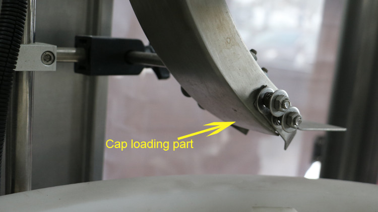 500 ml rund flaskepåfyldningsmaskine med hættetætning og starhjulet kører